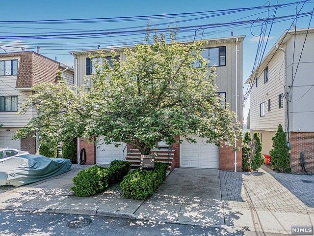 22 Manhattan Pl, Cliffside Park, NJ 07010 | Zillow