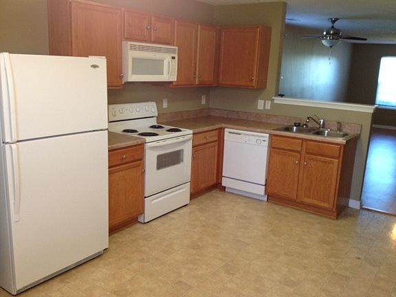 3rd image of 2677 Sutherland Dr