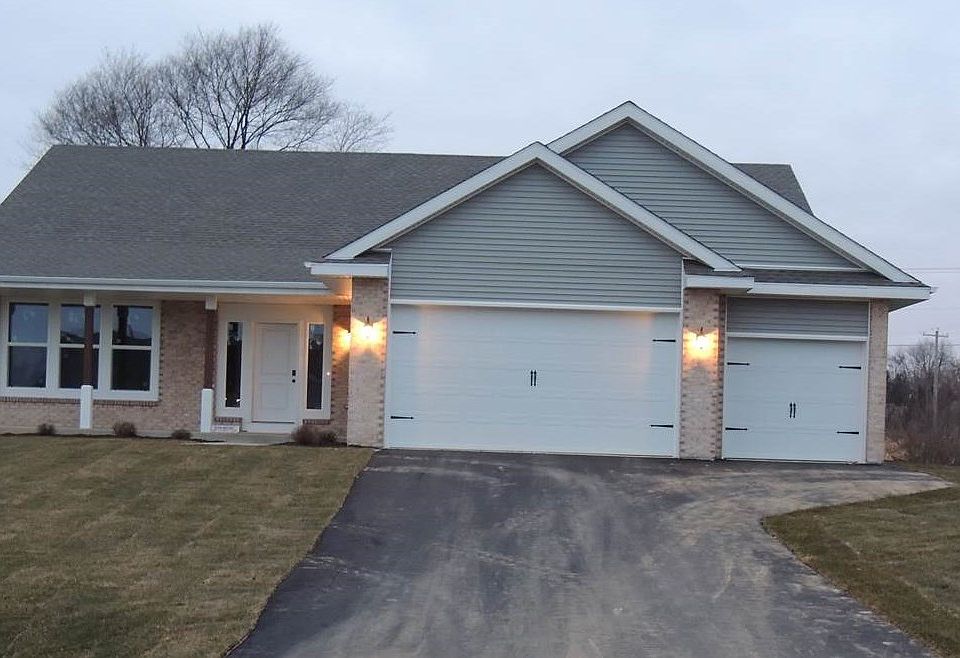 1st image of 700 E Dereck Woods