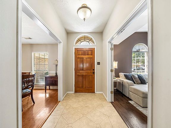 5th image of 3806 Pin Oak Dr S
