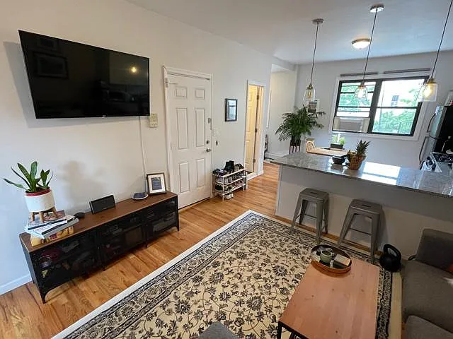 810 Bloomfield St — Photo 3