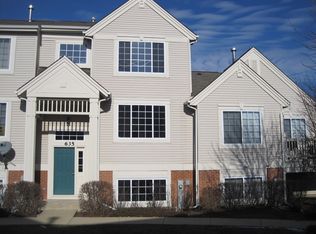 635 Cary Woods Cir, Cary, IL 60013