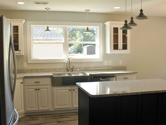 3rd image of 905 Granite Dr