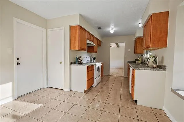 3 bed, 2.0 bath, 1500 sqft, $1,600 — Photo 4