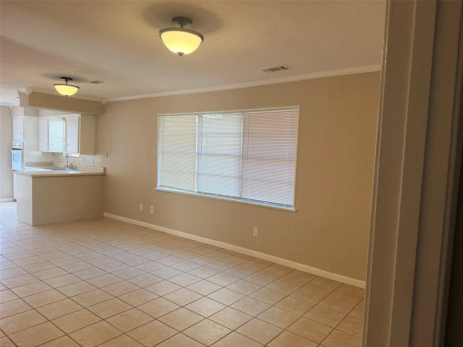 4 bed, 2.0 bath, 1618 sqft, $1,800 — Photo 4