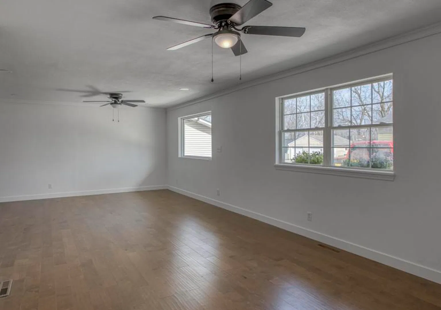 Beautifully remodeled 4 Bedroom 3 Bathroom home — Photo 4