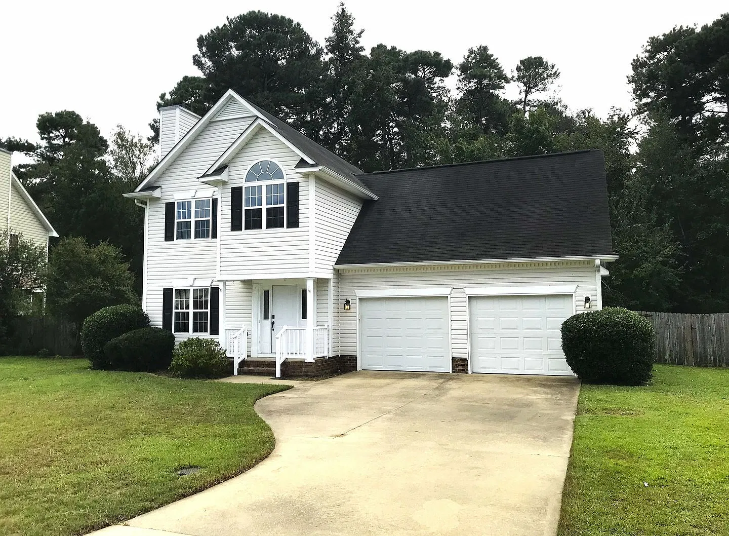 Spacious 4 Bedroom Minutes from Schools, Parks, & 295 Corridor to Fort Bragg! — Photo 2