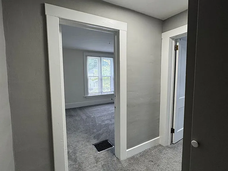 942 Woodlawn Ave — Photo 12