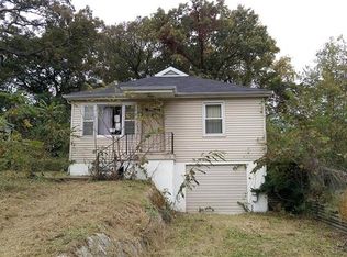 379 Bluff Dr, Saint Louis, MO 63137