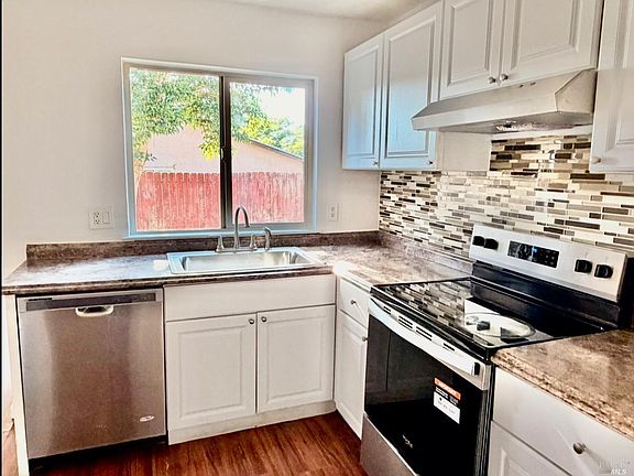 4th image of 446 Whitney Avenue