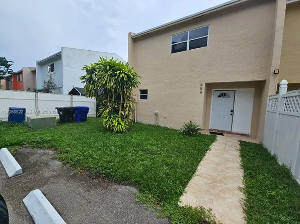 954 SW 74th Ave, Pompano Beach, FL 33068