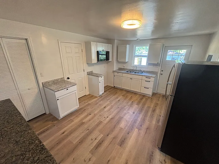 1319 Cody St — Photo 4