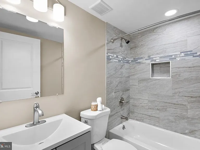 11 Arthur Dr W — Photo 4