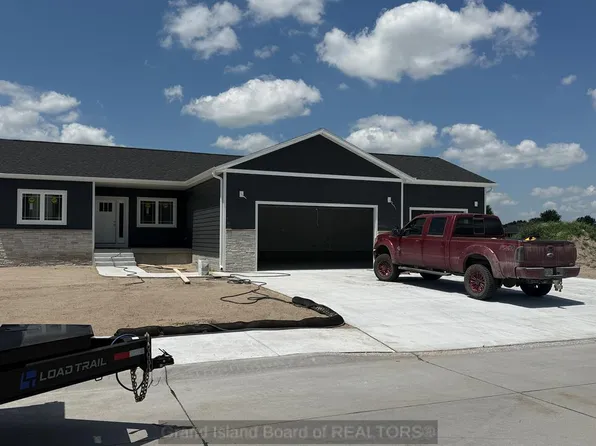 1134 Sun Valley Dr, Grand Island, NE 68801