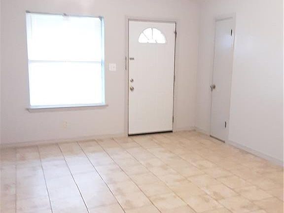 4th image of 5908 N Oak Dr