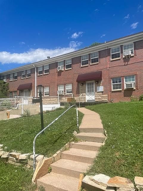 Beautiful all brick building built in 1963. Top floor unit