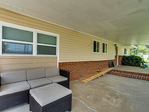 3rd image of 1409 Meadow Lark Ln