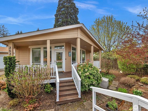 Entrance with inviting front porch.>