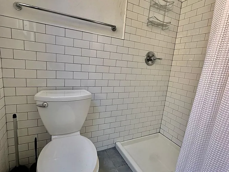 2324 Cambreleng Ave — Photo 4