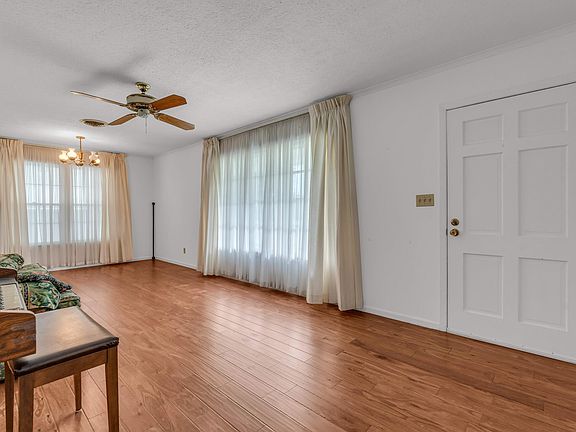 3rd image of 205 Eastwood Dr