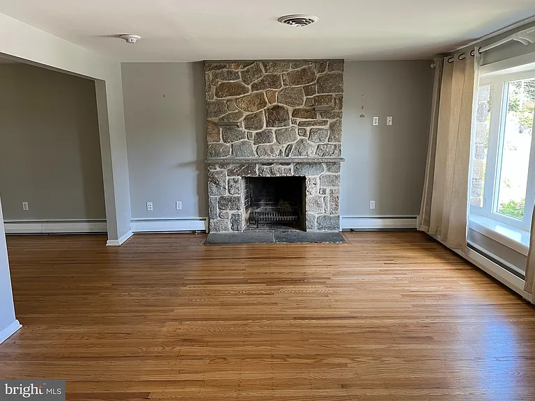319 Meetinghouse Ln — Photo 5