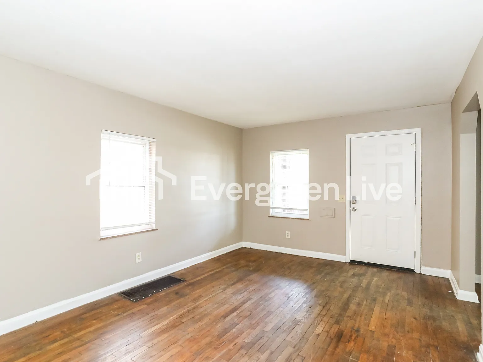 4 bed, 1.0 bath, 1295 sqft, $1,595 — Photo 4