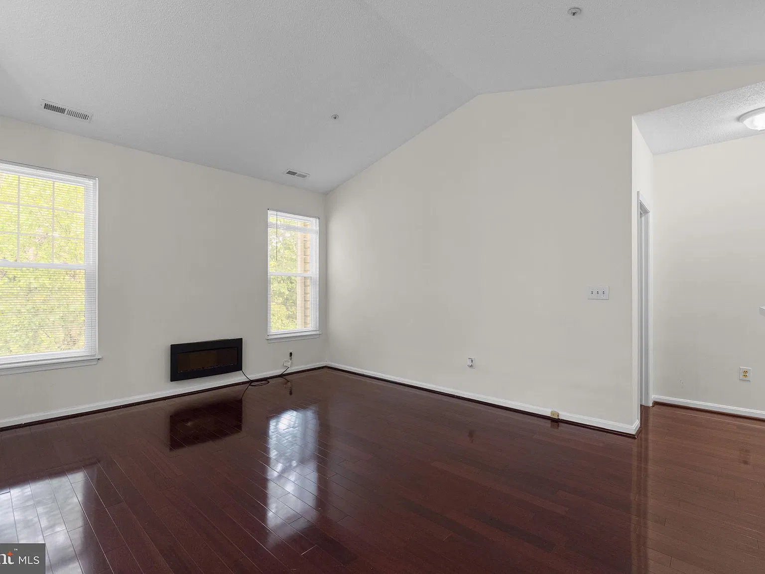 3 bed, 2.0 bath, 1233 sqft, $2,300 — Photo 4