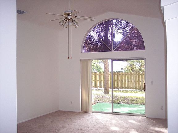 5th image of 586 Kelly Green St