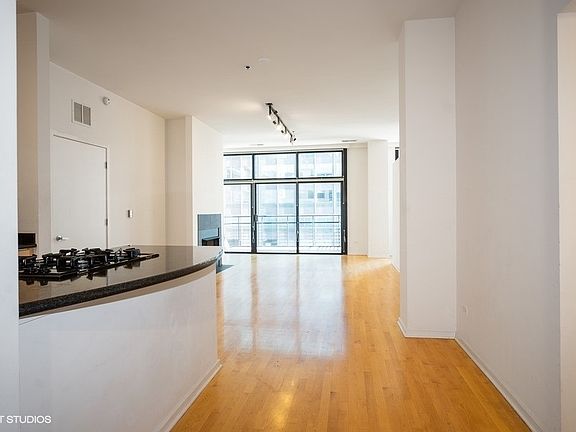 3rd image of 130 S Canal St APT 816