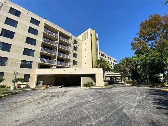 1st image of 901 Hillcrest Dr APT 403