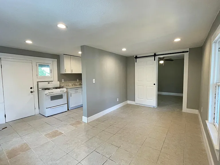 608 E Anderson St #4 — Photo 1