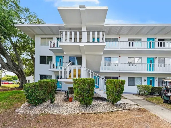 8402 111th St N #101, Seminole, FL 33772