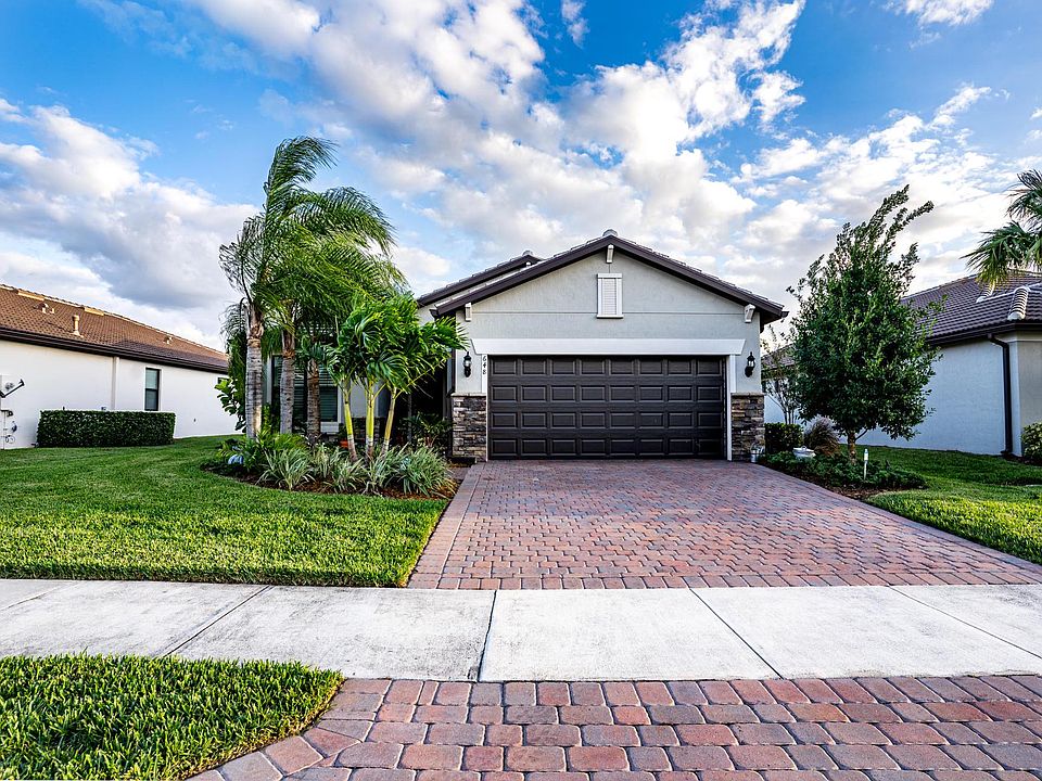 1st image of 648 SE Monteiro Dr