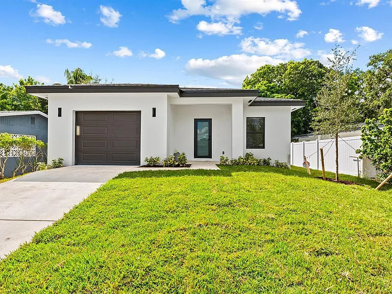 2810 NW 7th St — Photo 1