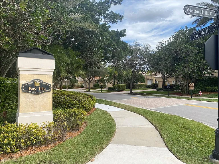2486 Bay Isle Dr — Photo 43