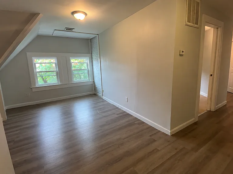 345 Bay St — Photo 4