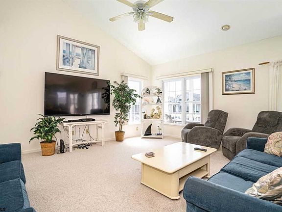 2nd image of 807 Plymouth Pl #2