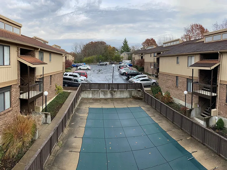 Grandin Club Apartments — Photo 1