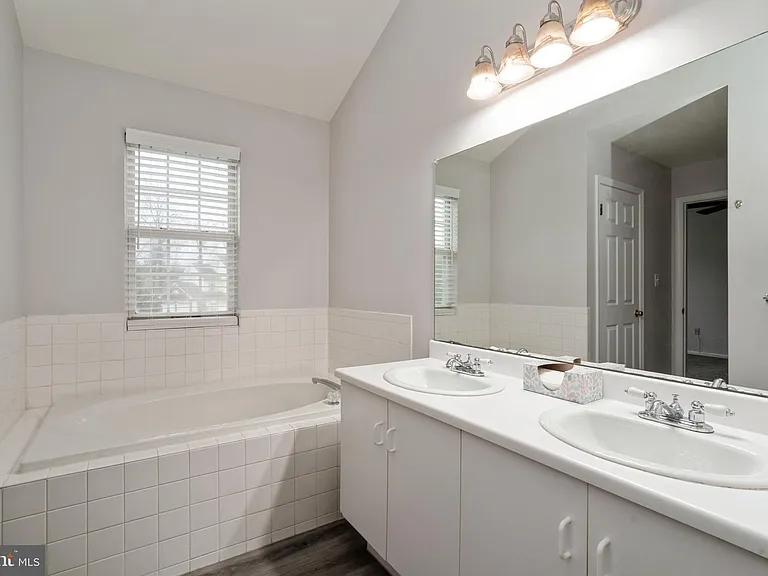 210 Kentshire Ct — Photo 20