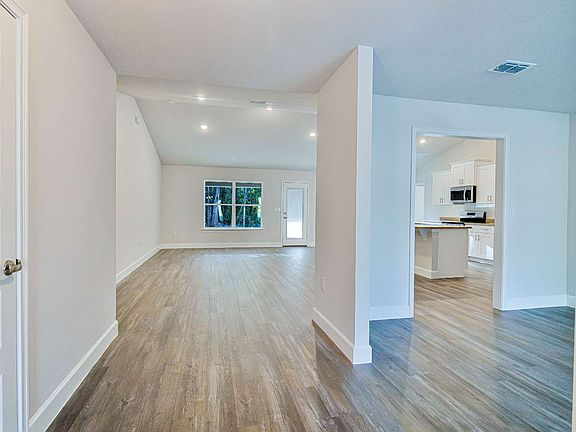 3rd image of 569 SW Bellflower Dr