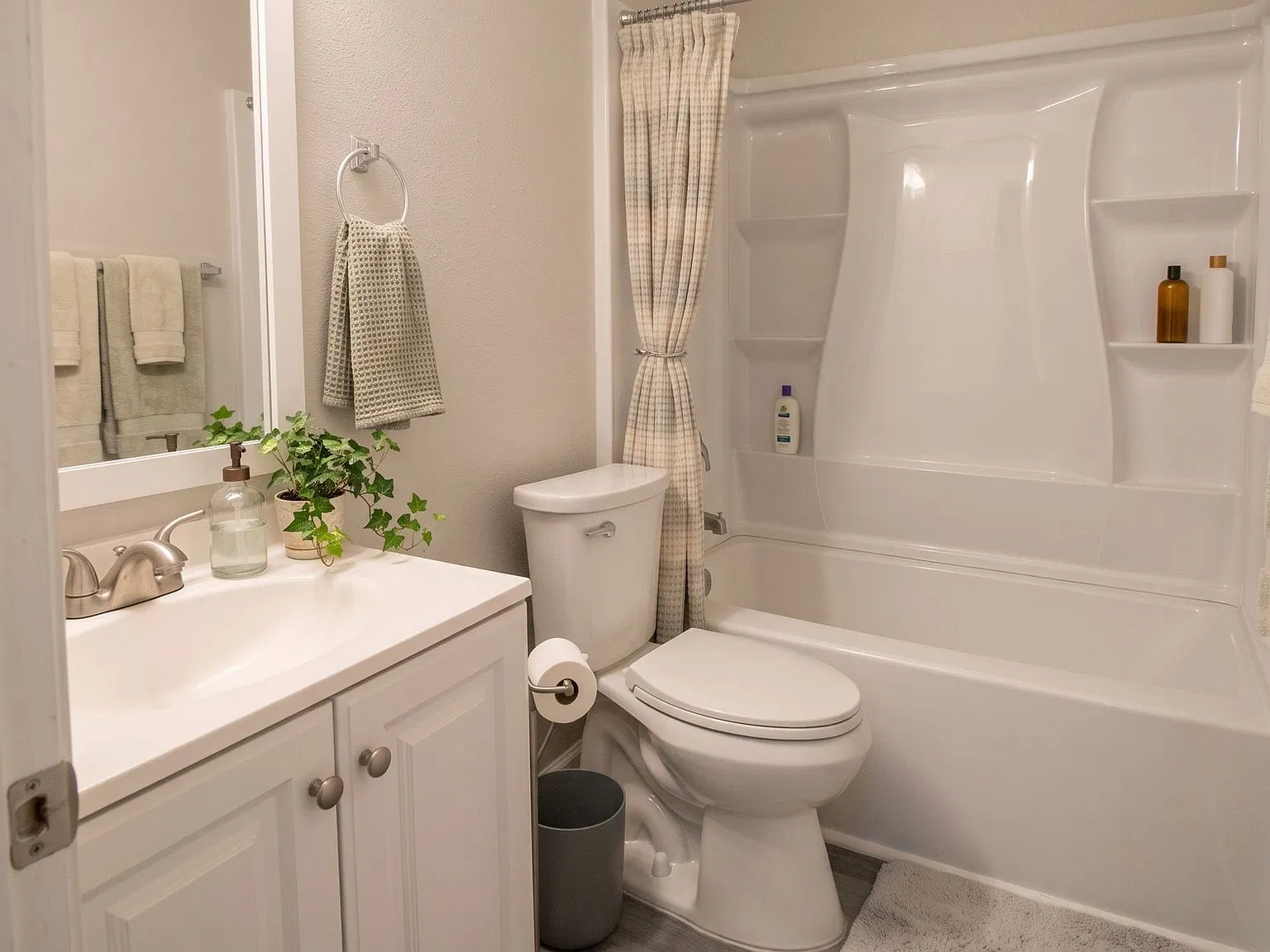 NEWLY RENOVATED - Royal Ridge Apartments — Photo 4