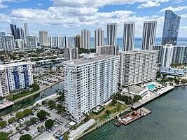 3rd image of 500 Bayview Dr APT 831