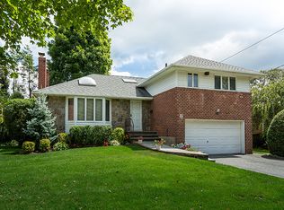 11 Village Rd, Syosset, NY 11791