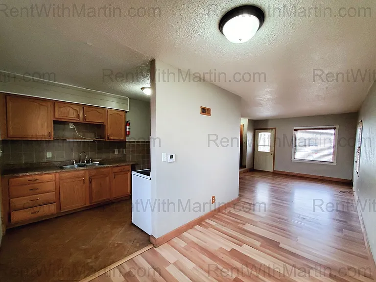 1112-1114 Byron Ave — Photo 5