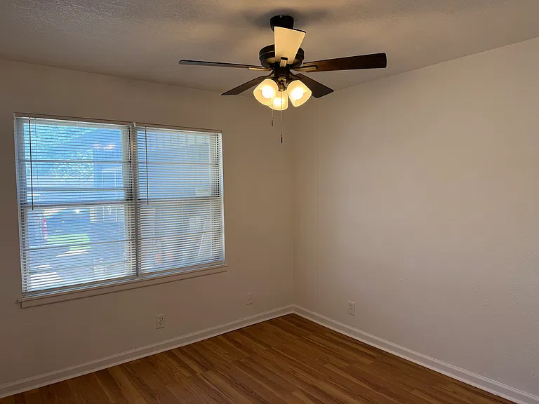 2800 W Fuller Ave — Photo 18