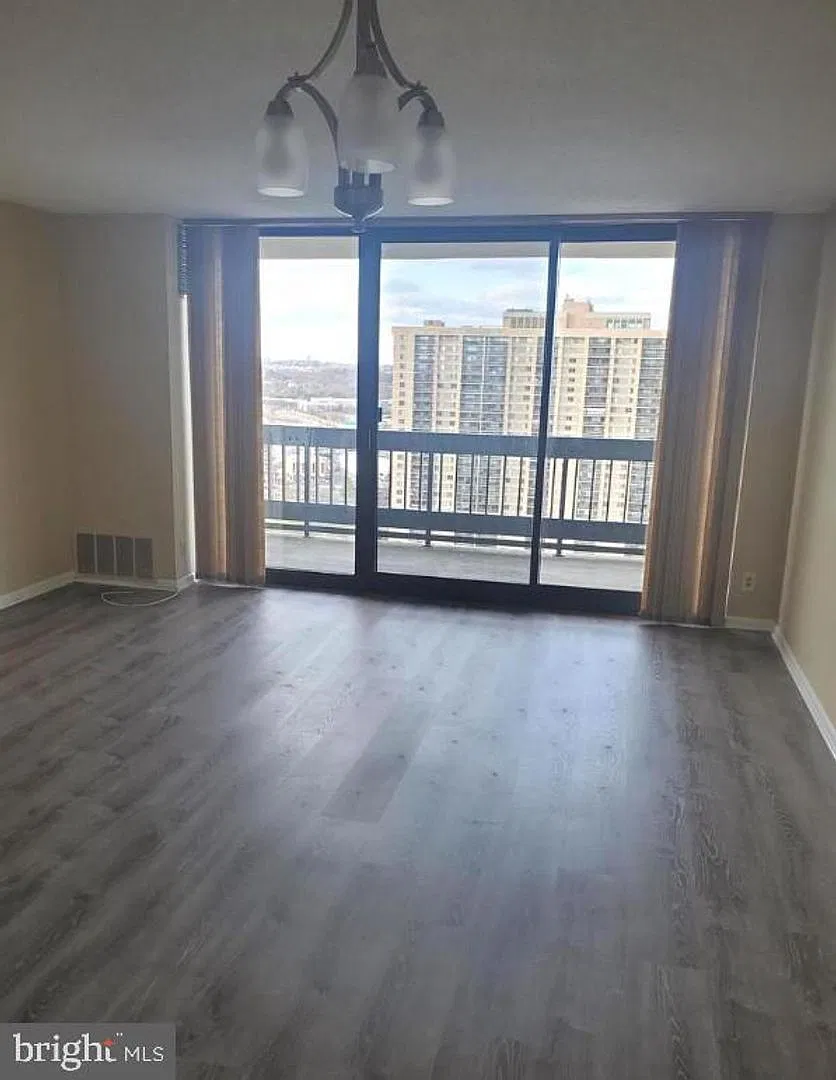 Discover the perfect blend of comfort, convenience, and modern style in this charming 1 bedroom, ... — Photo 2