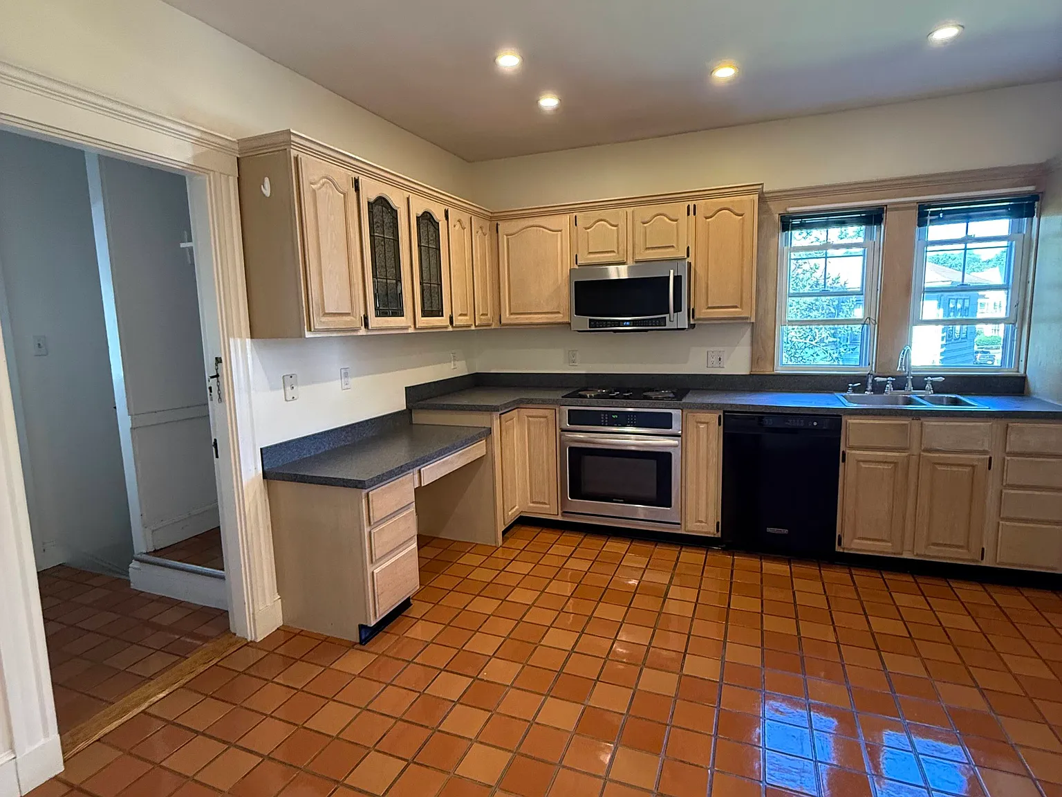 3 bed, 1200 sqft, $3,000 — Photo 2