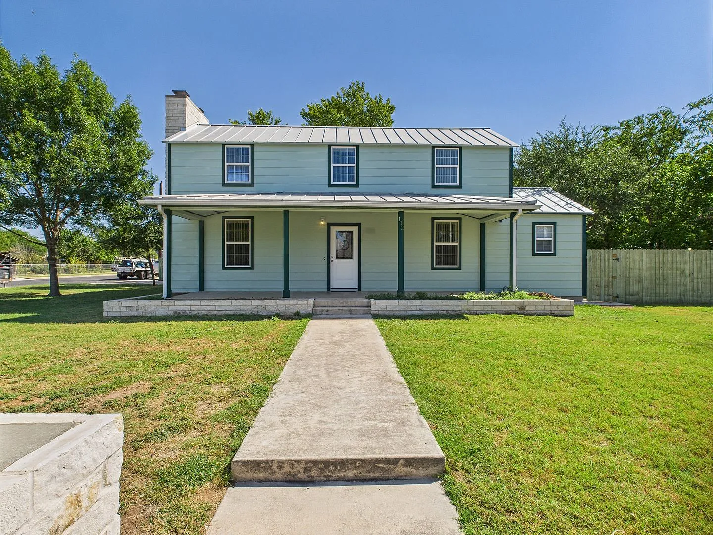 4-Bedroom Home with Fireplace Living Room & Upstairs Patio Access — Photo 1