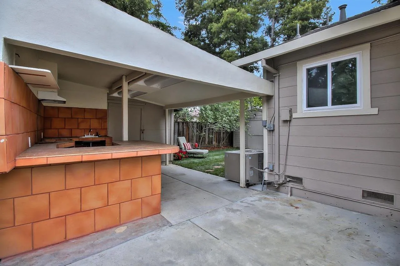 4 bed, 2077 sqft, $5,995 — Photo 3