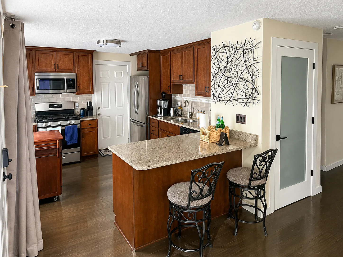 4 bed, 2332 sqft, $5,500 — Photo 4